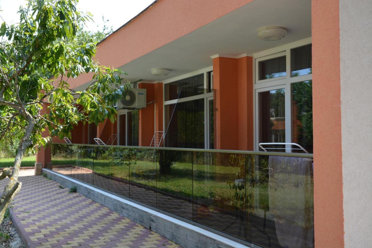 Hotel Neva Kiten  Exterior photo